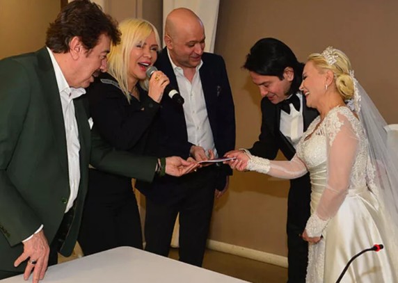 Ünlü şarkıcı Beşiktaş marşıyla evlendi!